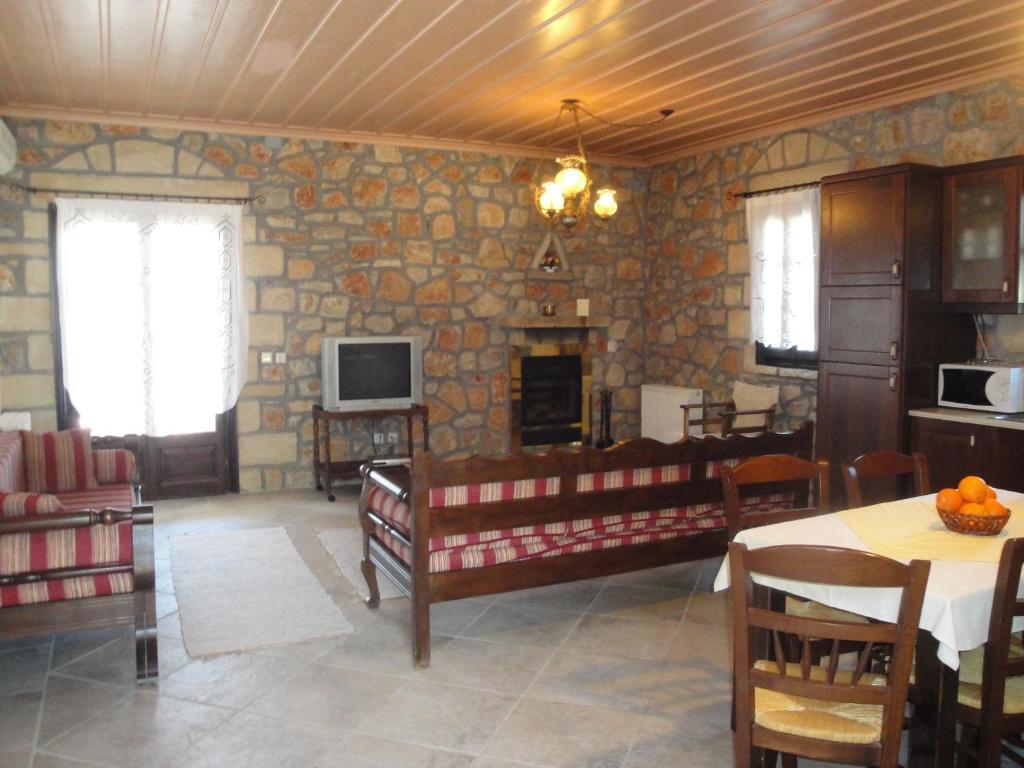 Klymeni Traditional Homes نافبليو الغرفة الصورة